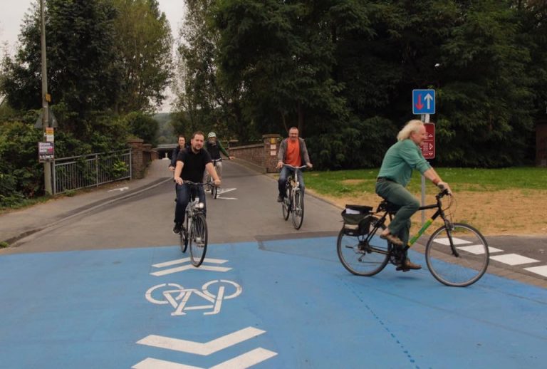 E-Mobilität verlangt nach neuen Wegen: Grüne für Fahrradstrassen