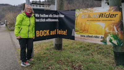 Birgit Stupp vor Silent Rider-Plakat