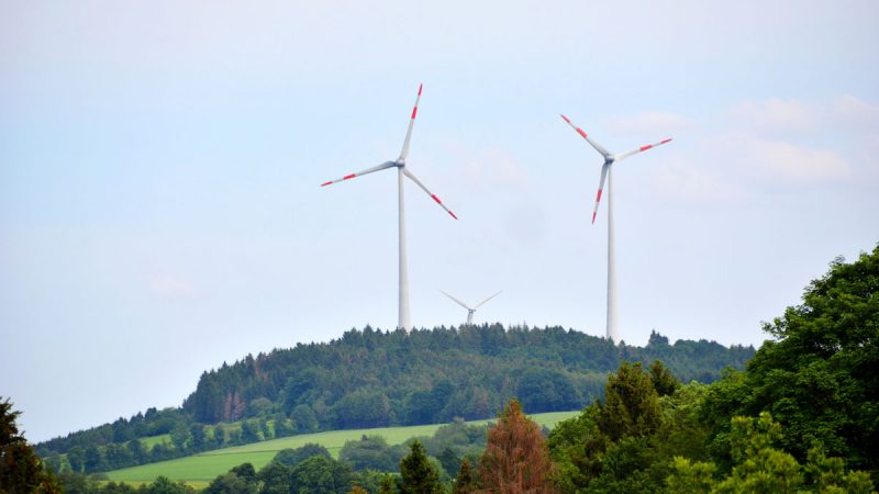 Blick von Kempenich auf 3 der 14 Windräder im Windpark Weibern-Rieden Foto: Albert Dietz