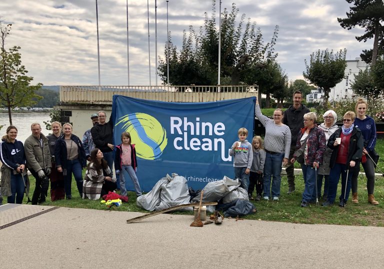 Viele Freiwillige befreien Rheinufer in Bad Breisig vom Müll