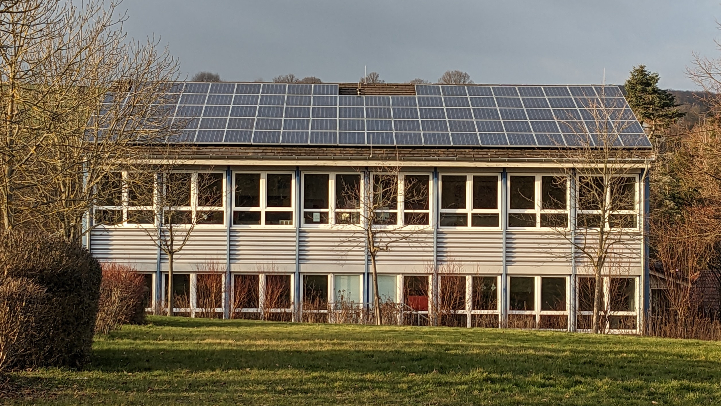 Die Wirtschaftlichkeit von Photovoltaik-Anlagen auf öffentlichen und privaten Gebäuden ist durch die neuen Bundesgesetze deutlich gestiegen.