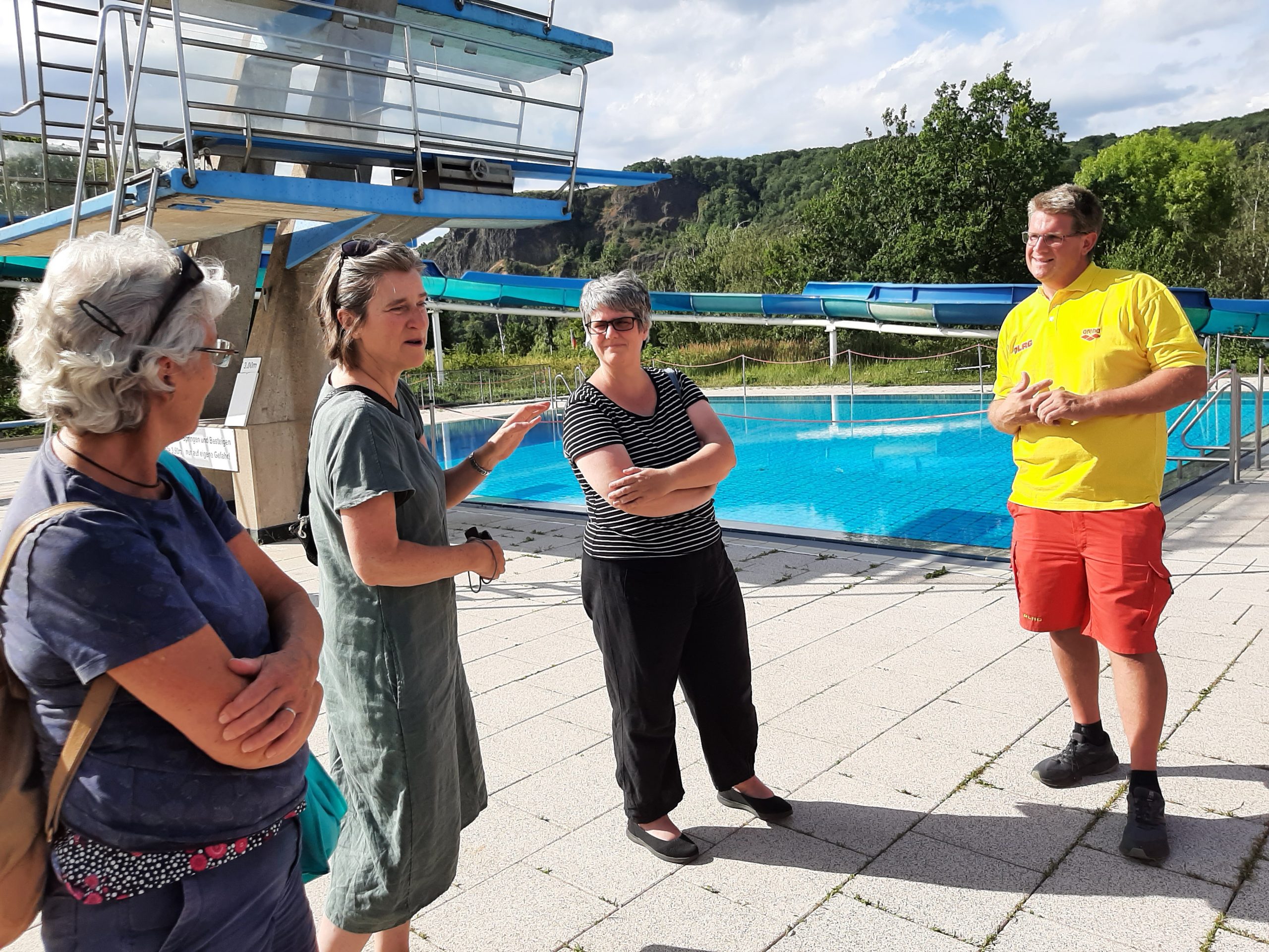 Fraktionsmitglieder von Bündnis90/Die Grünen bei einem Informationsbesuch bei der DLRG im Remagener Schwimmbad. Foto: Volker Thehos