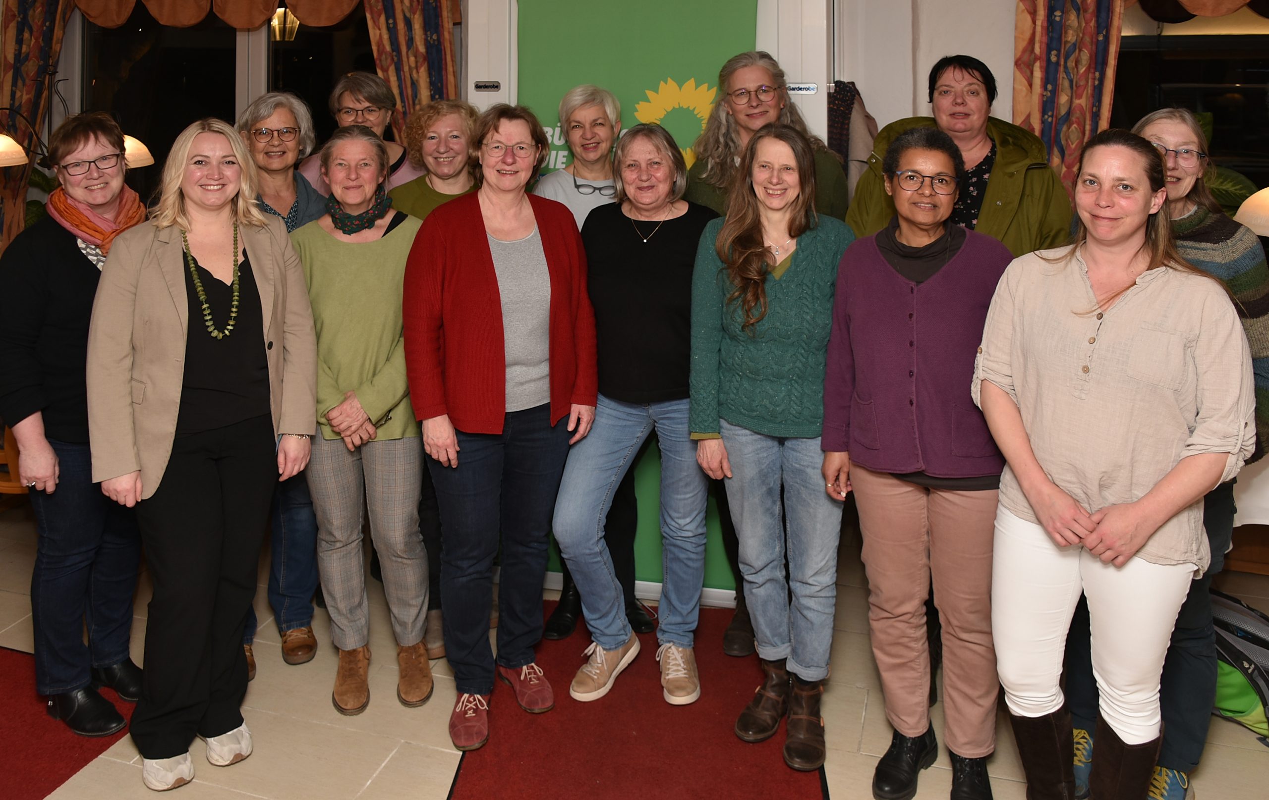 Der Frauenanteil bei den GRÜNEN im Kreis Ahrweiler beträgt 44 %. Viele weibliche Parteimitglieder kandidieren bei der Kommunalwahl 2024 für einen oder mehrere Räte im Kreis – unter anderem auch fast alle der auf dem Foto versammelten Frauen.