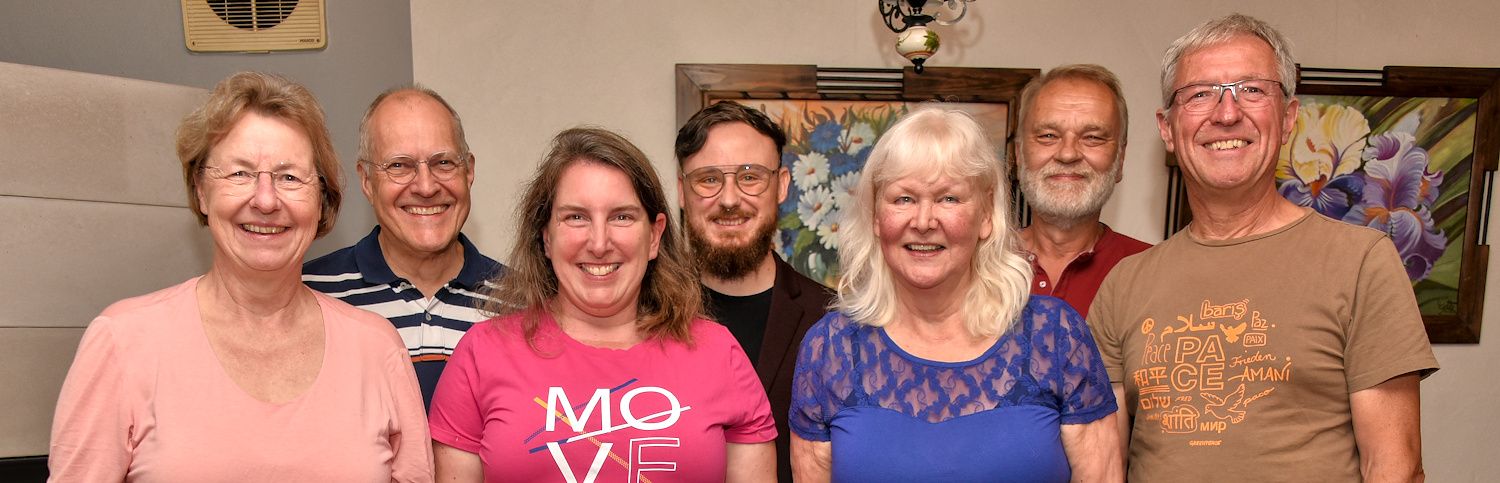 Der neue Vorstand von BÜNDNIS 90/DIE GRÜNEN, Ortsverband Brohltal zusammen mit dem Vertreter im Gesamtvorstand der GRÜNEN im Kreis. Vorne: Jutta Dietz, Carmen Rau, Margo Hermann, Rainer Schlich, hinten: Albert Dietz, Thomas Krieger (Gesamtvorstand), Ralf-Dietmar Klaus
