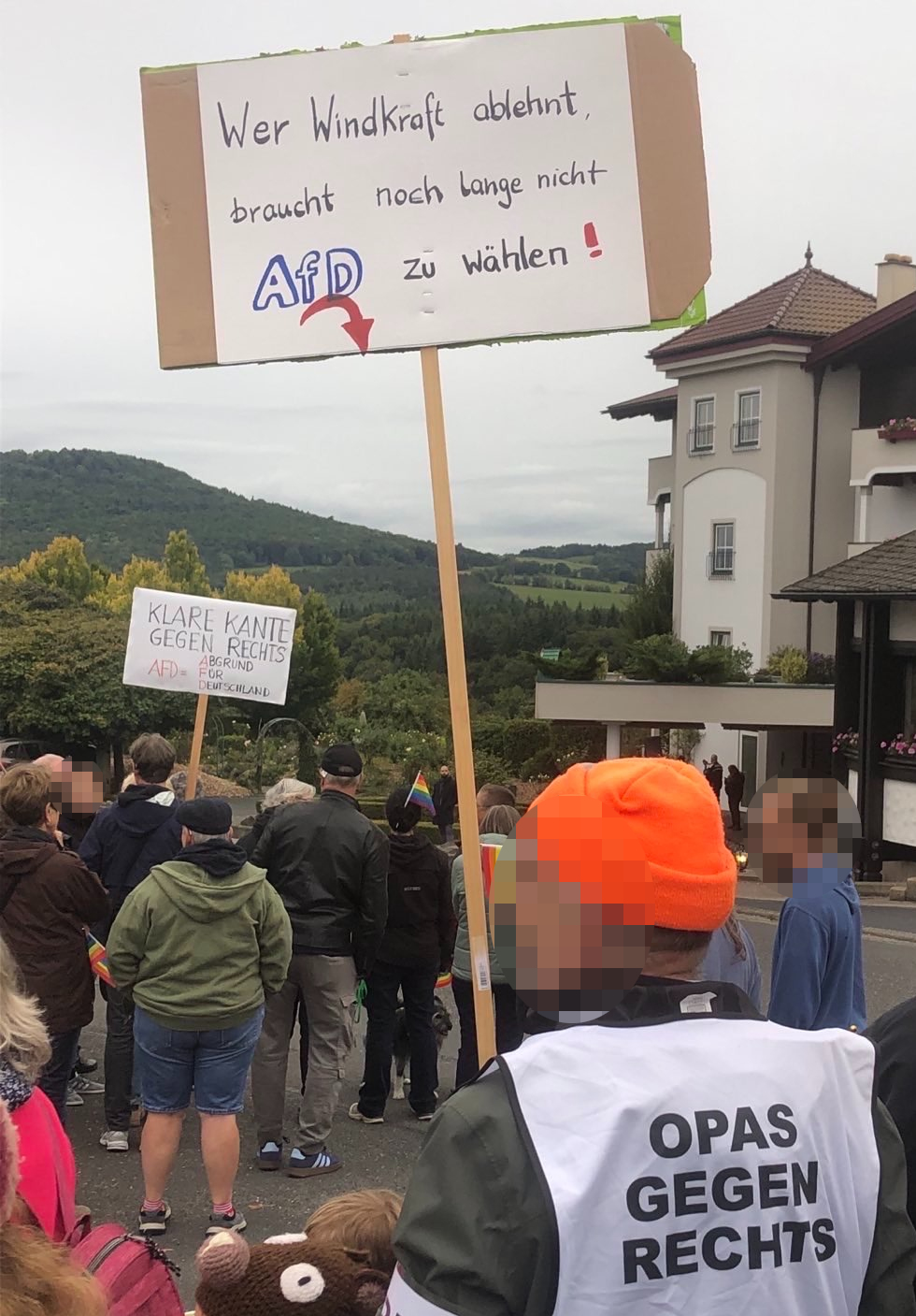 Rund 150 Menschen waren nach Wershofen gekommen, um gegen die Veranstaltung der AfD zu demonstrieren. Foto: Heinz Bossert