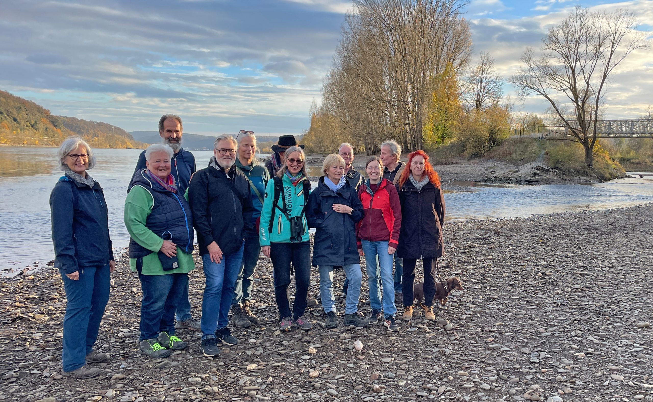 Dr. Ulla Stüßer und ein Teil der Gruppe im Kiesbett der Ahrmündung (Foto: Ralf Urban=
