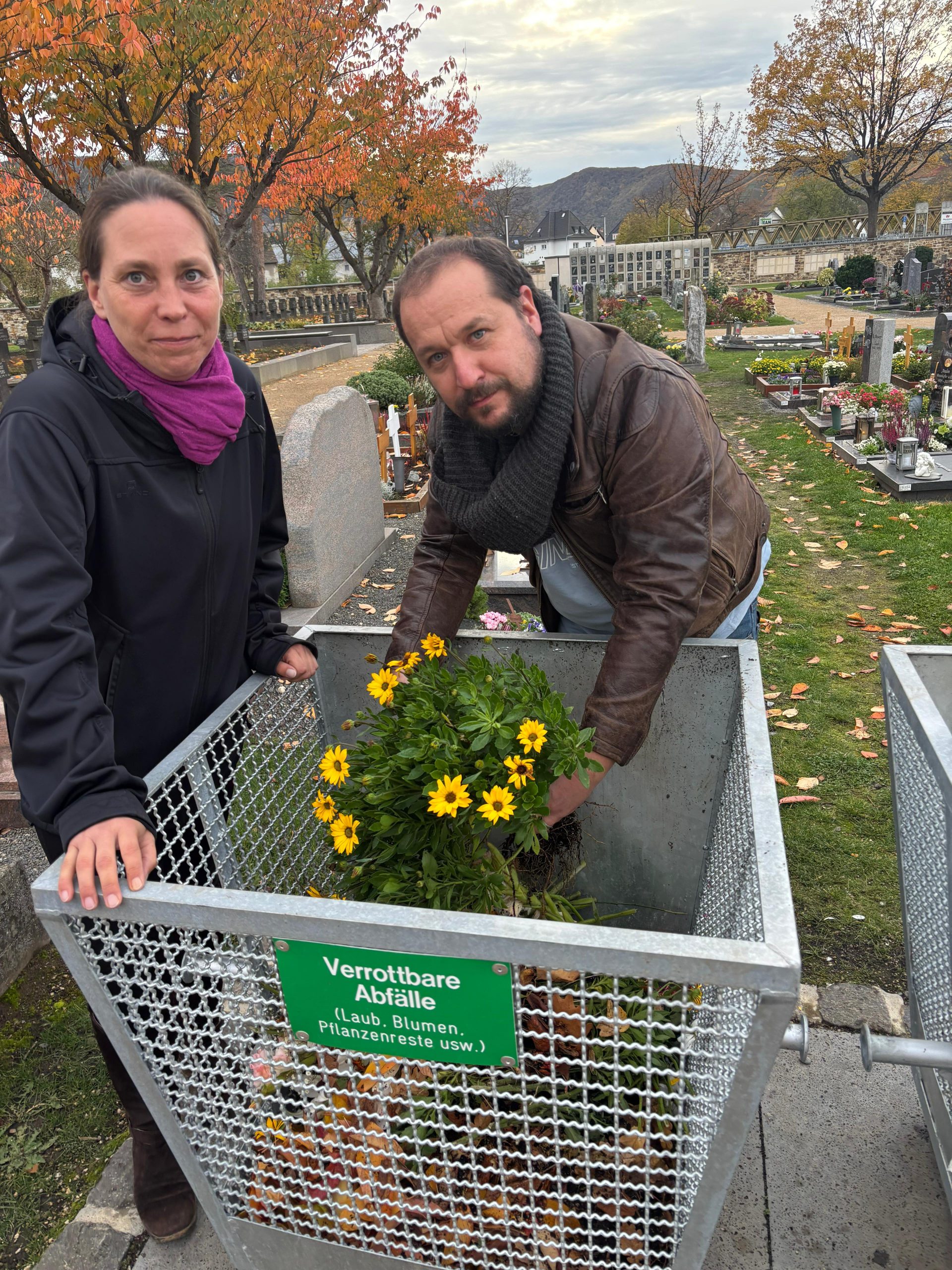 Die GRÜNEN Kristina Schmidt und Christoph Scheuer an einer Friedhof-Tauschkiste