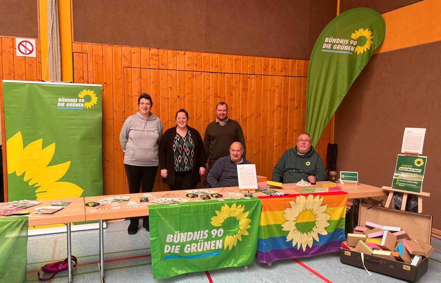 Mitglieder der Ortsverbände Bad Neuenahr-Ahrweiler und Remagen am gemeinsamen Stand: v.l.n.r.: Carmen Busch, Anna-Katharina Koch, Ferdinand Koch, Paul-Josef Sieger, Uwe Eickmeier (Foto: Ferdinand Koch)