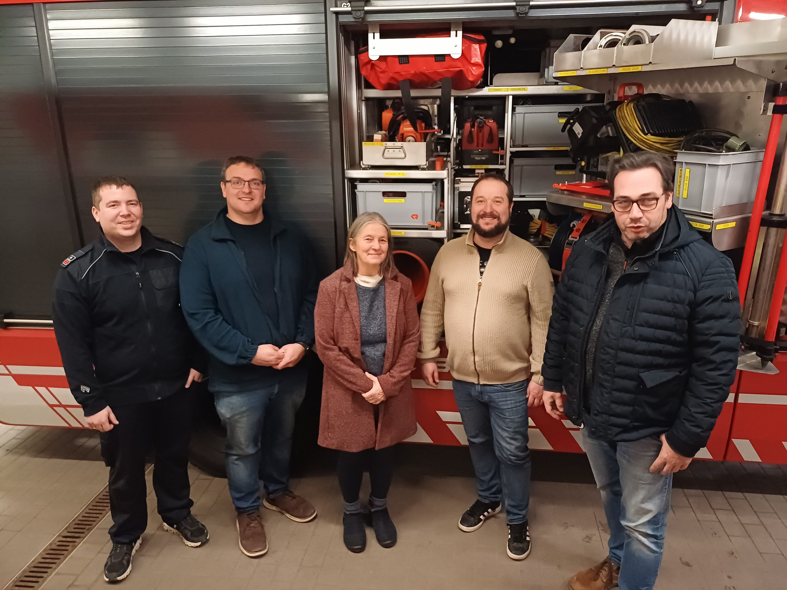 Vor-Ort-Termin bei der Freiwilligen Feuerwehr Bad Neuenahr, v.l.n.r.: Löschzugführer Sascha Radermacher, sein Stellvertreter Robert Helmrich, Birgit Stupp und Christoph Scheuer von den GRÜNEN, Wehrleiter Marcus Mandt