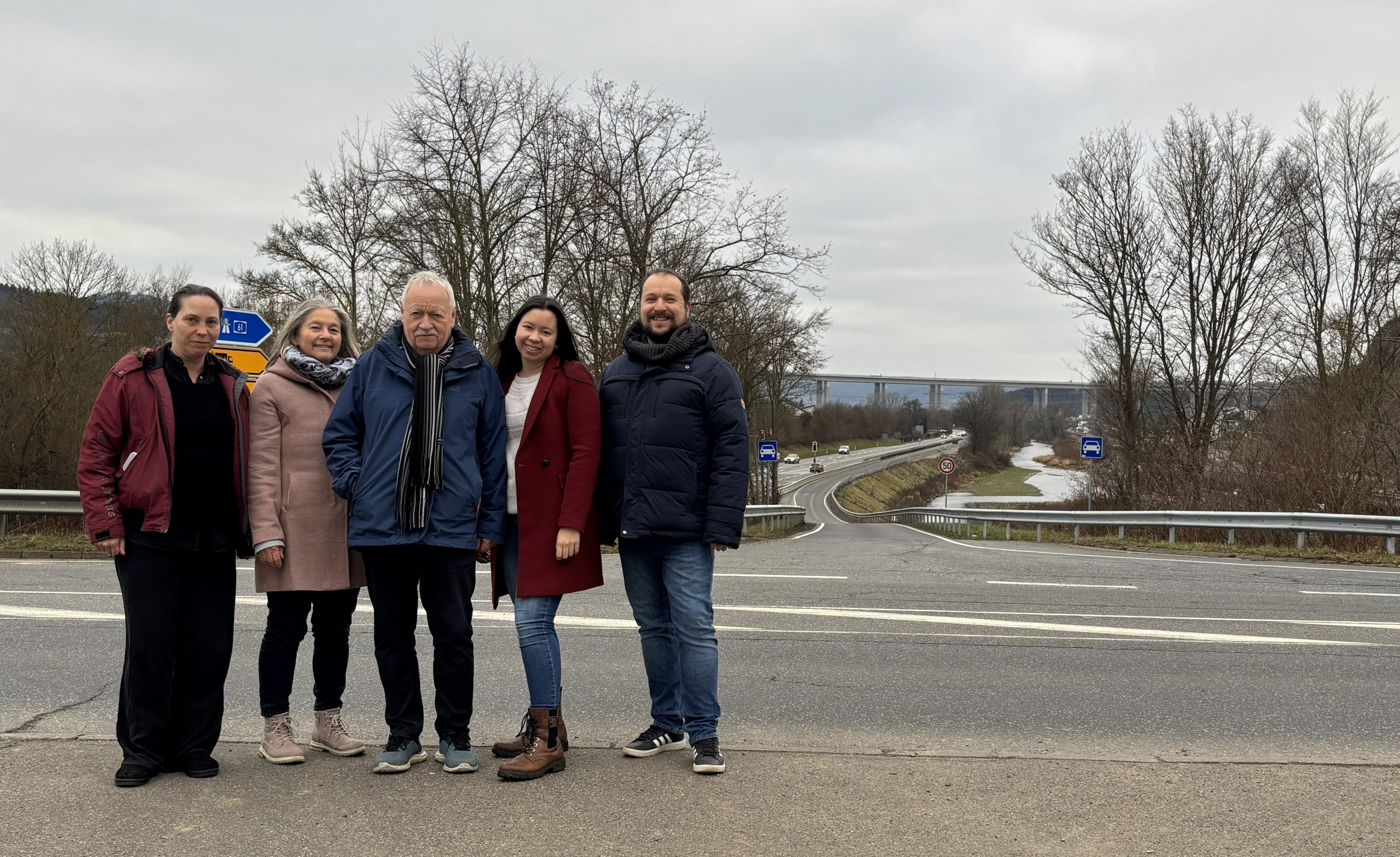 Die GRÜNE Stadtratsfraktion mit Christoph Scheuer (1.v.r.) an der Rampe zur B266