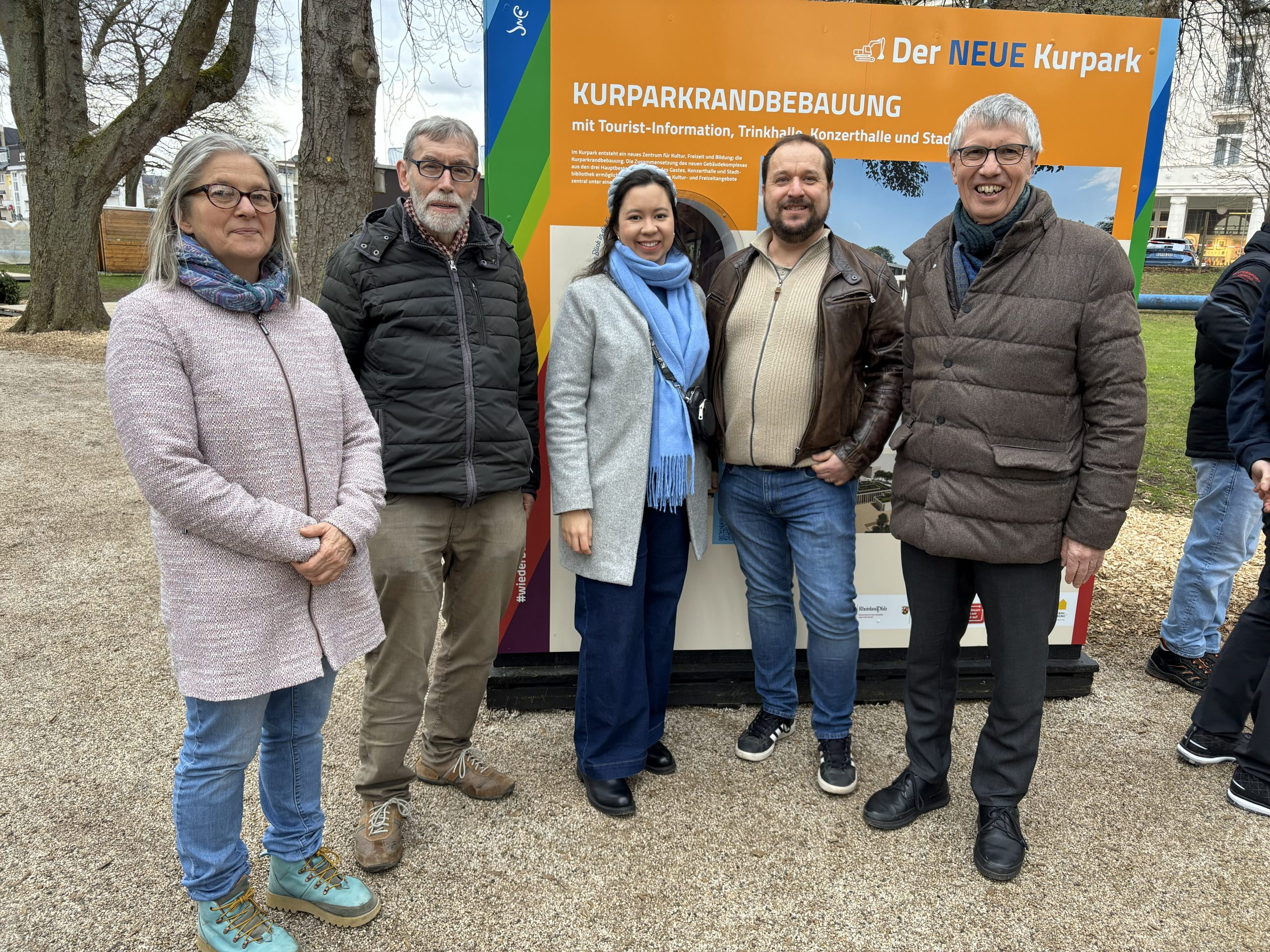 GRÜNE der Kreisstadt mit Staatssekretär Dr. Erwin Manz und ihrem Bürgermeisterkanditaten Christoph Scheuer (1.u.2.v.r) im Kurpark