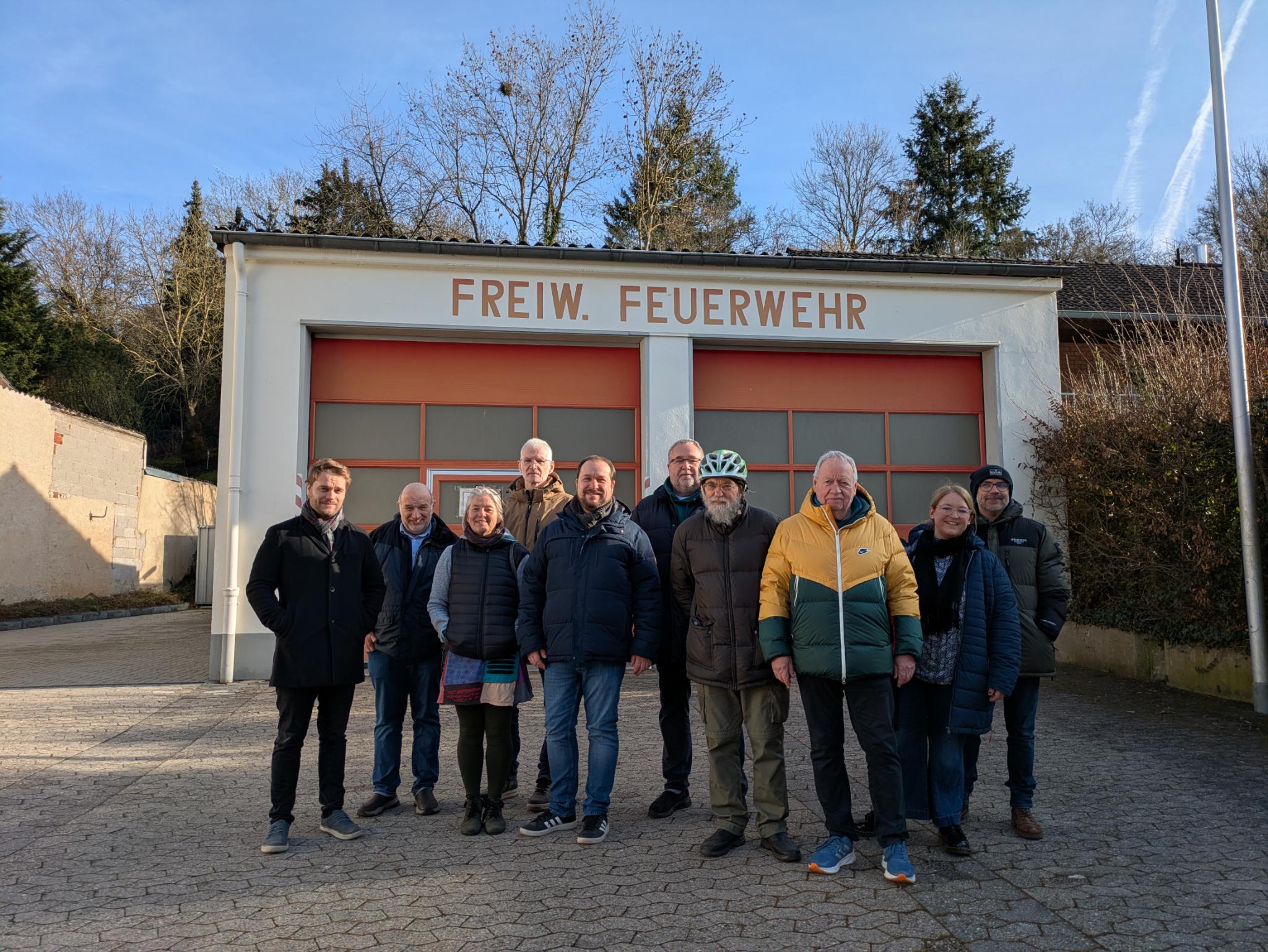 Christoph Scheuer (5. v. l.) und Peter Rochert (4. v. l.) beim Stadtteilrundgang in Gimmigen