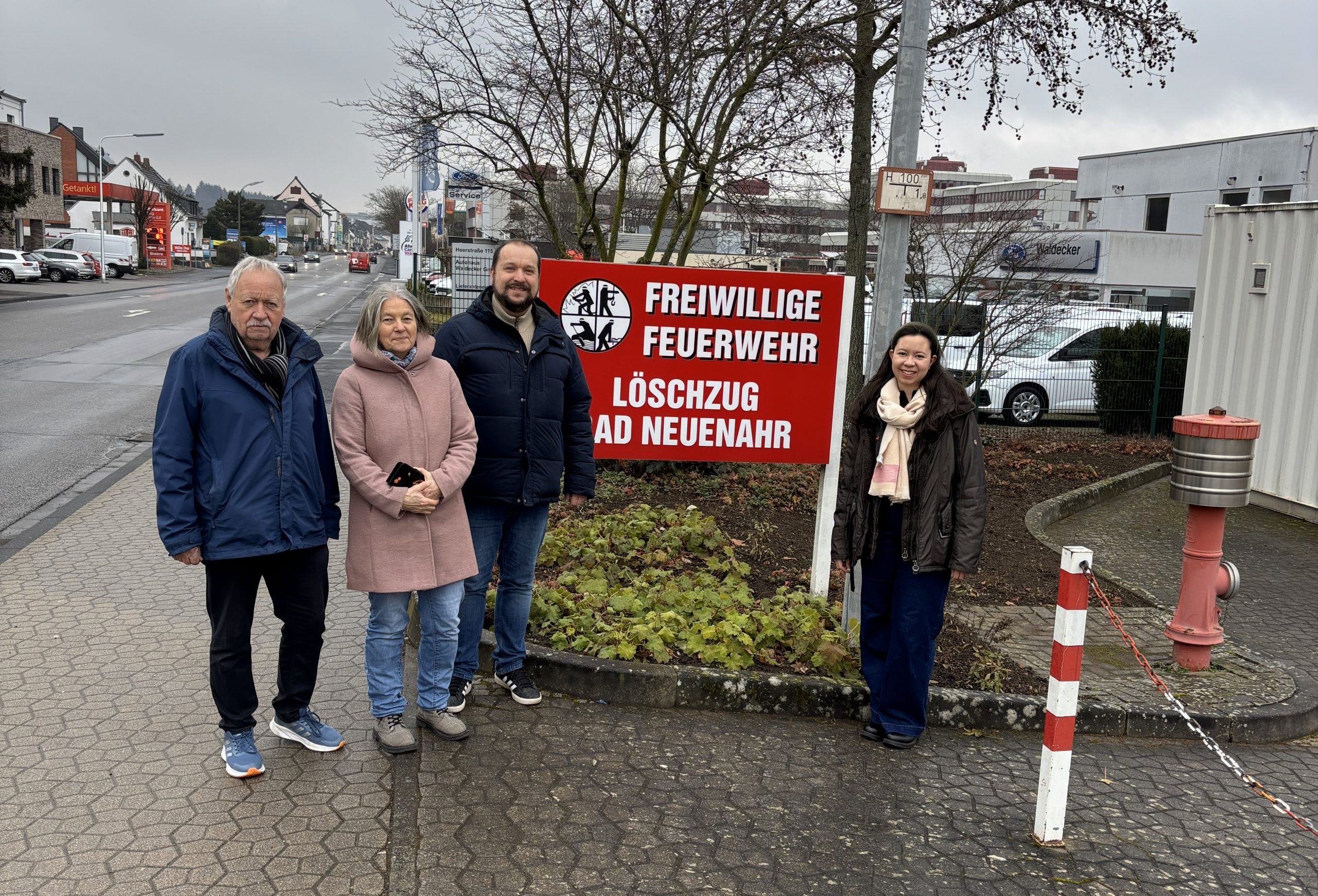 Bei der FFW Bad Neuenahr, v.l.n.r. Die GRÜNEN aus dem Stadtrat Hubert Rößel, Birgit Stupp, Christoph Scheuer, Sarah Rößel