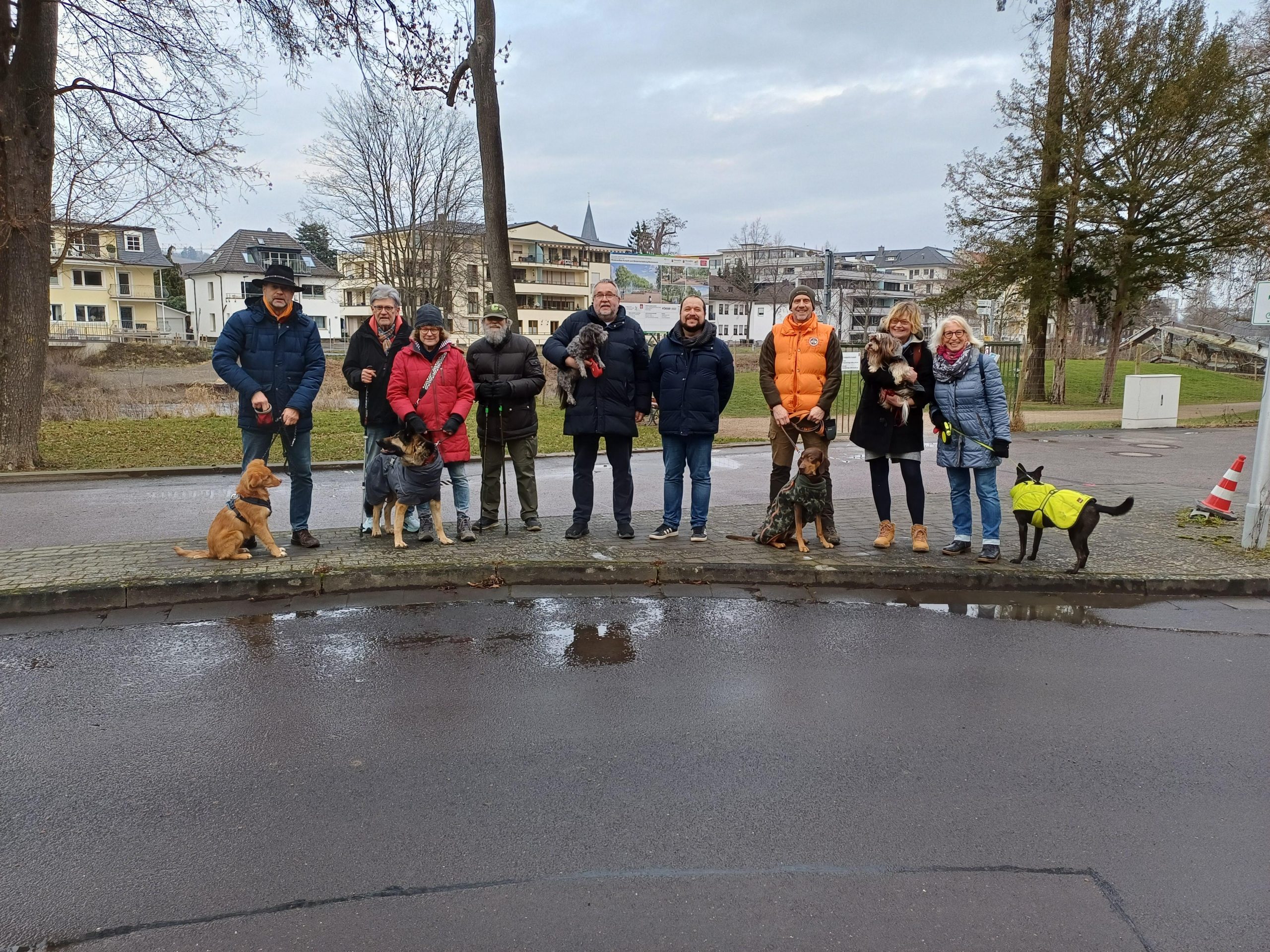 Hundebesitzer*innen beim offenen Austausch mit Christoph Scheuer