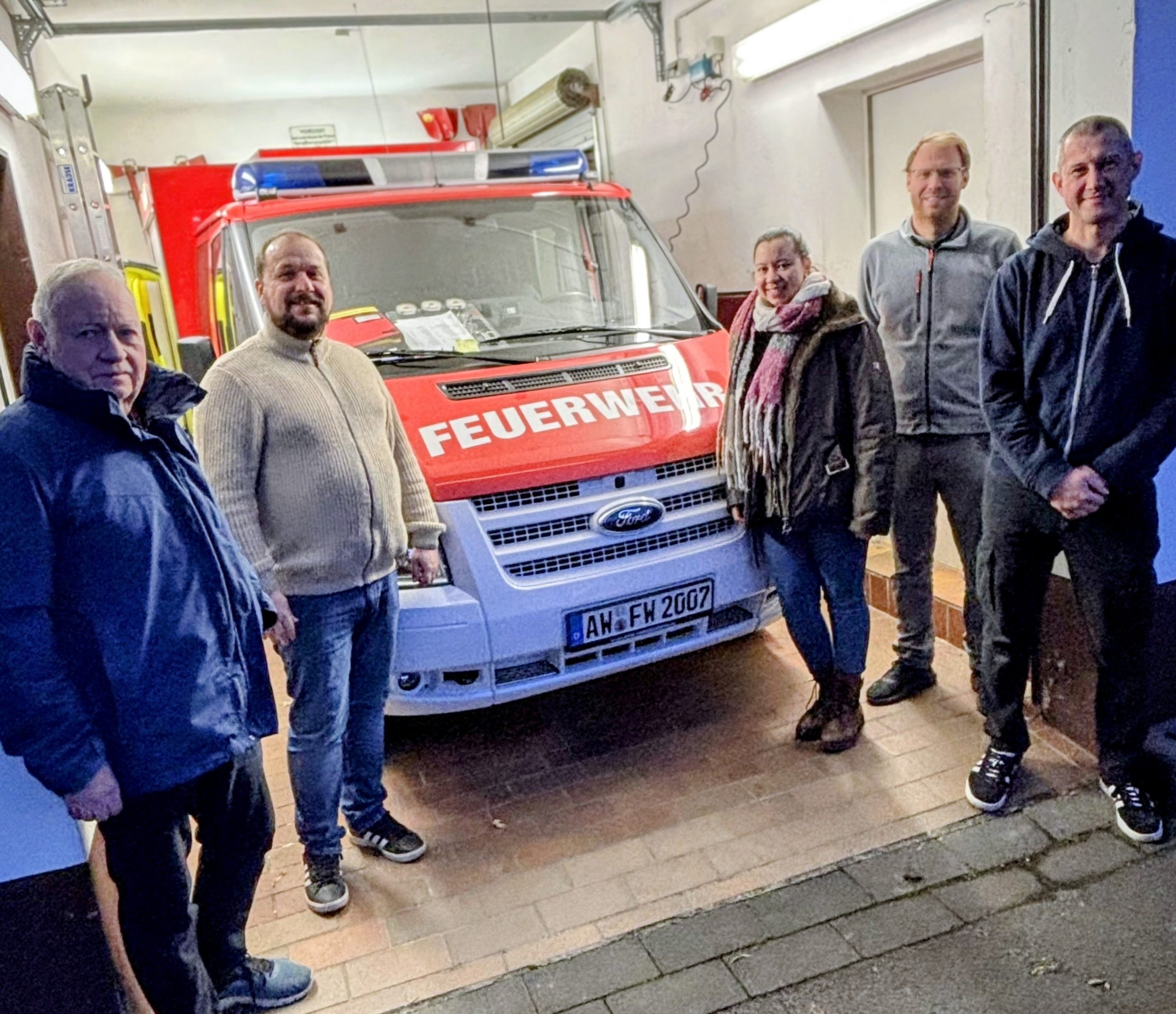 GRÜNE und Löschgruppenführer der FFW Landskrone beim alten Feuerwehrhaus Heppingen, v.l.n.r.: Hubert Rößel, Christoph Scheuer, Sarah Rößel, Daniel Kündgen, Dirk Schneider