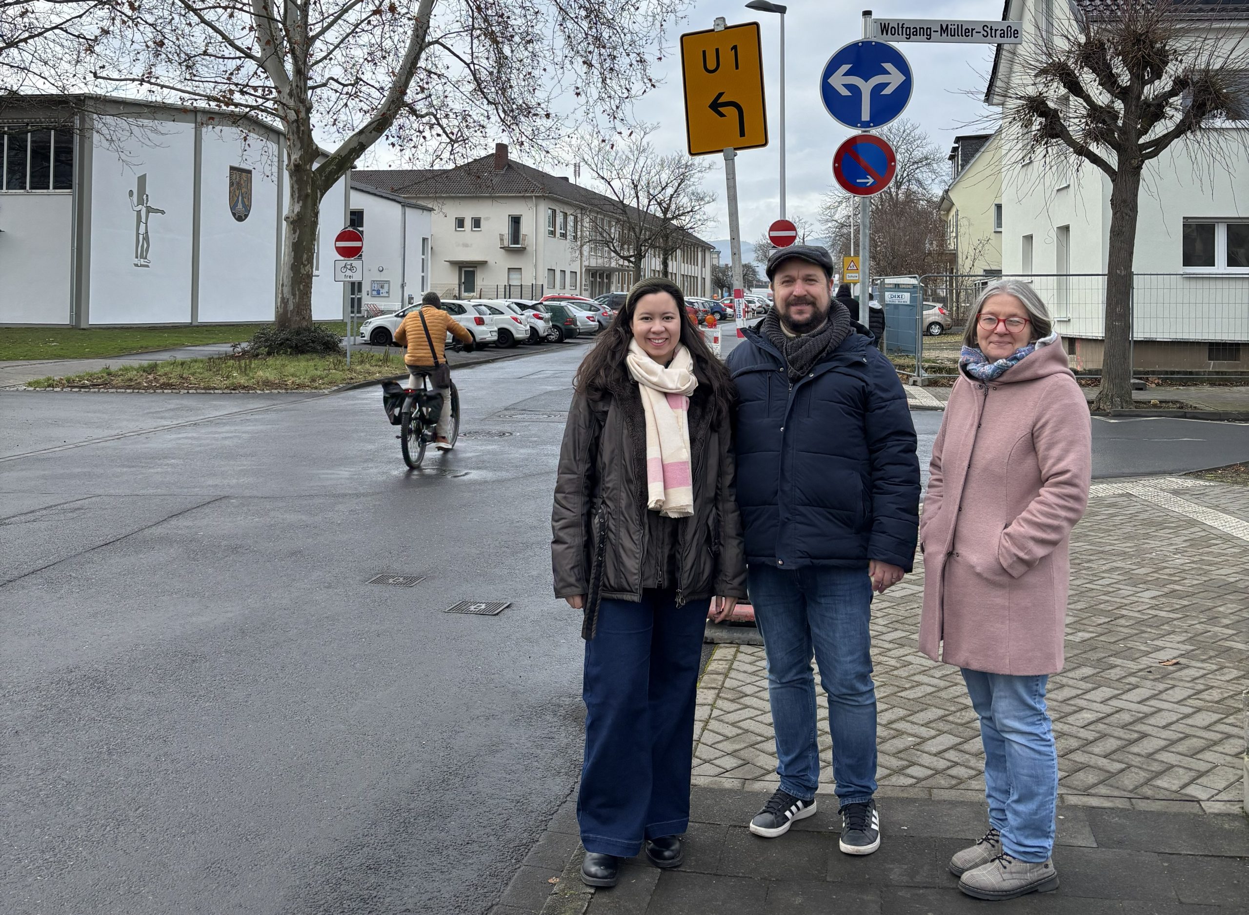 GRÜNE an der Weststraße mit Blick auf die Grundschule, v.l.n.r.: Sarah Rößel, Christoph Scheuer, Birgit Stupp
