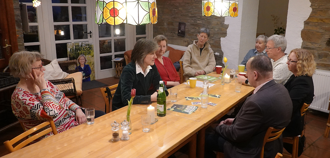Bettina Fellmer in Diskussion mit BürgerInnen, dem Bürgermeister der VG Brohltal, Johannes Bell und der Ortsbürgermeisterin von Oberdürenbach, Judith Müller (Foto: Albert Dietz)