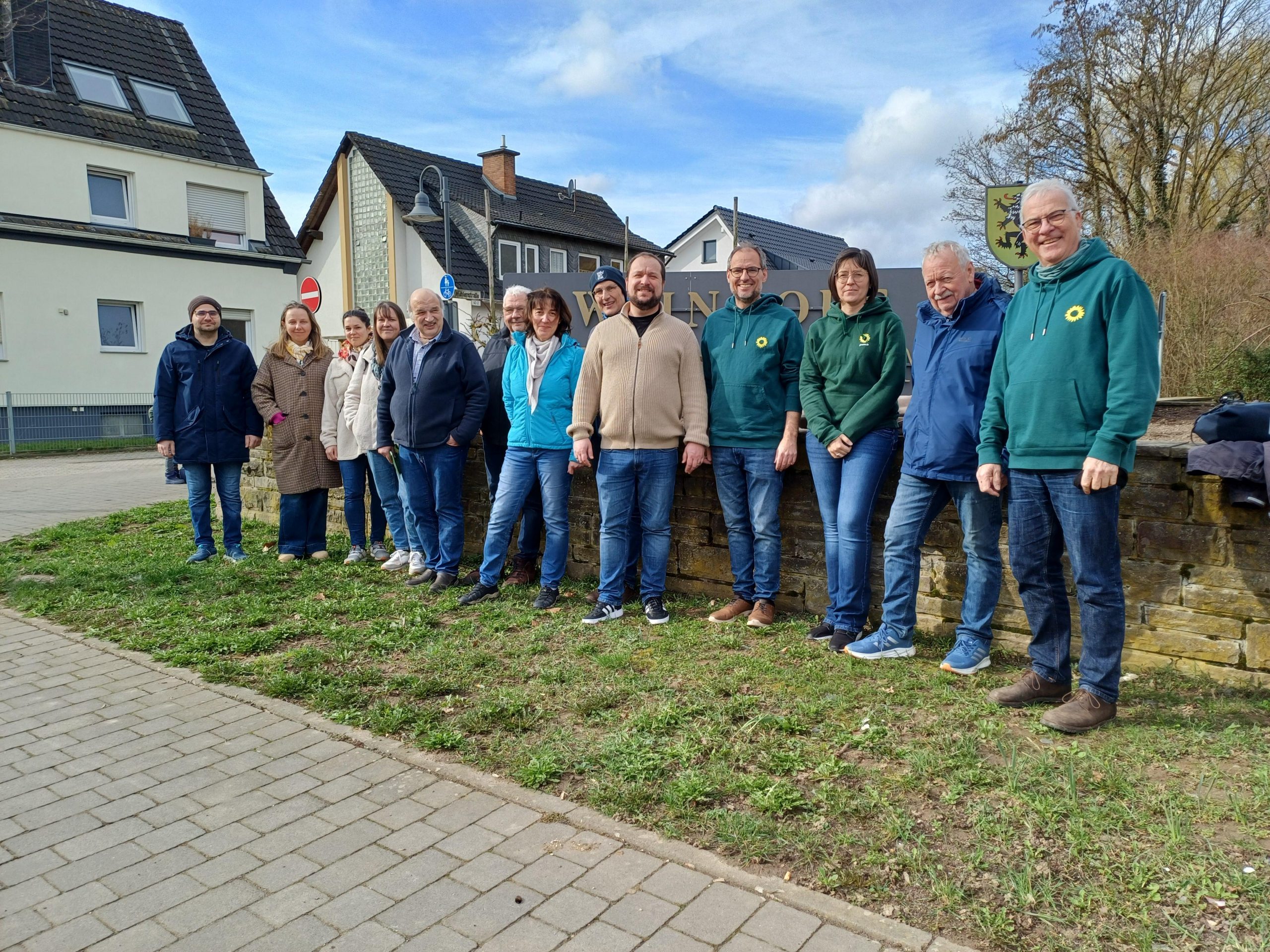 Bürgermeisterkandidat Christoph Scheuer (5. v. r.) und Landtagsdirektkanditat Andreas Resch (4. v. r.) gemeinsam mit Bürgerinnen, Bürgern und Vertreterinnen und Vertretern von Bündnis 90/Die Grünen