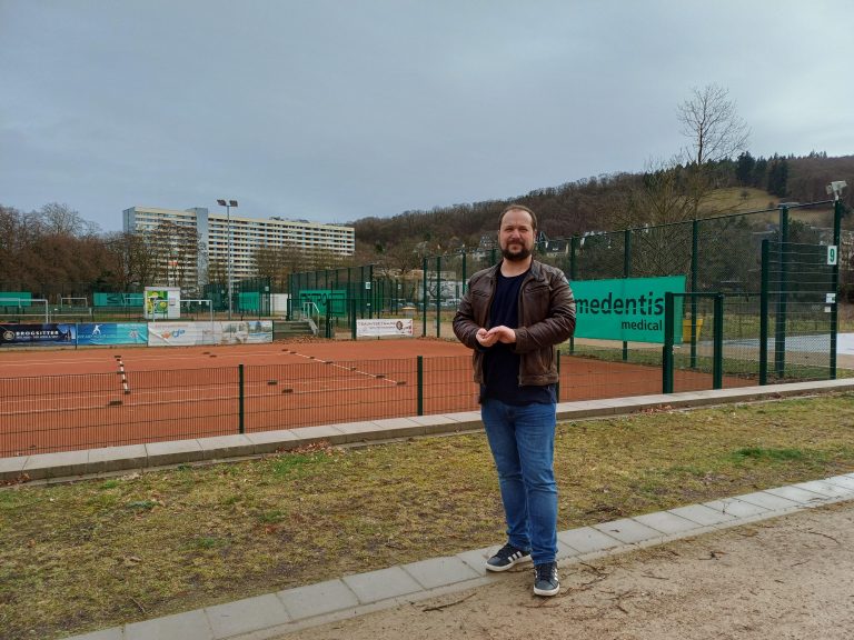 Bürgermeisterkandidat Scheuer stärkt Vereinssport: Ja zu Tennishalle und Padel