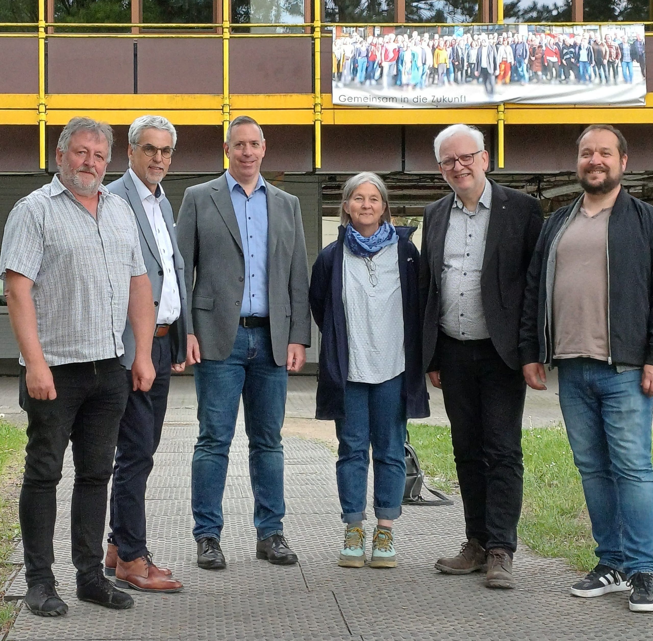 GRÜNE Kreistagsfraktion (li,mi,re) mit Schulleiter Dr. Klaus Müller (2.v.r.), Erich Seul und Jörg Hamacher (Kreisverwaltung) (Foto: Christoph Scheuer)