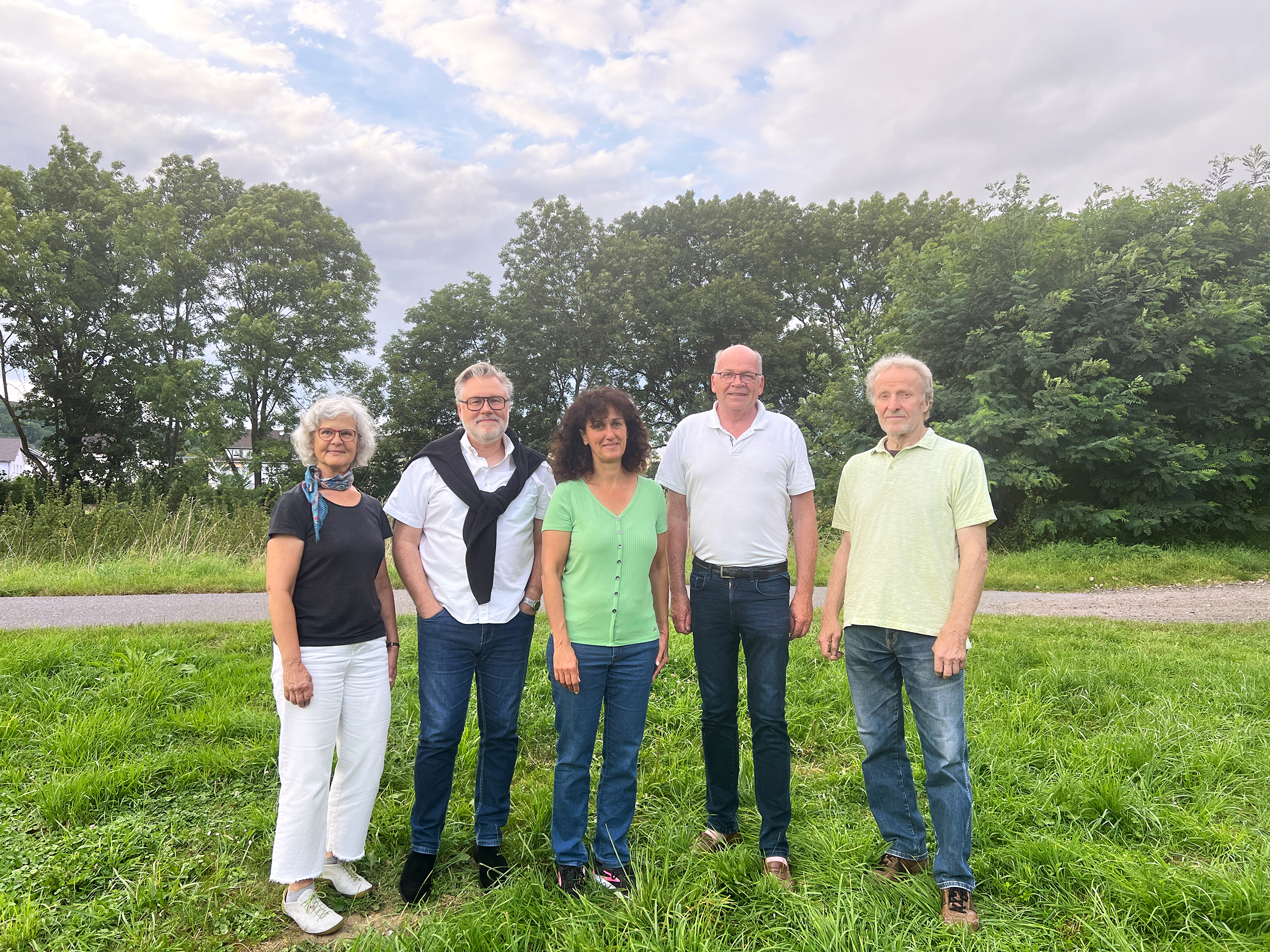 Die Fraktion der Sinziger Grünen vor dem Areal des neu zu gestaltenden Ahr-Korridors. (Foto: Elly Rehmann)