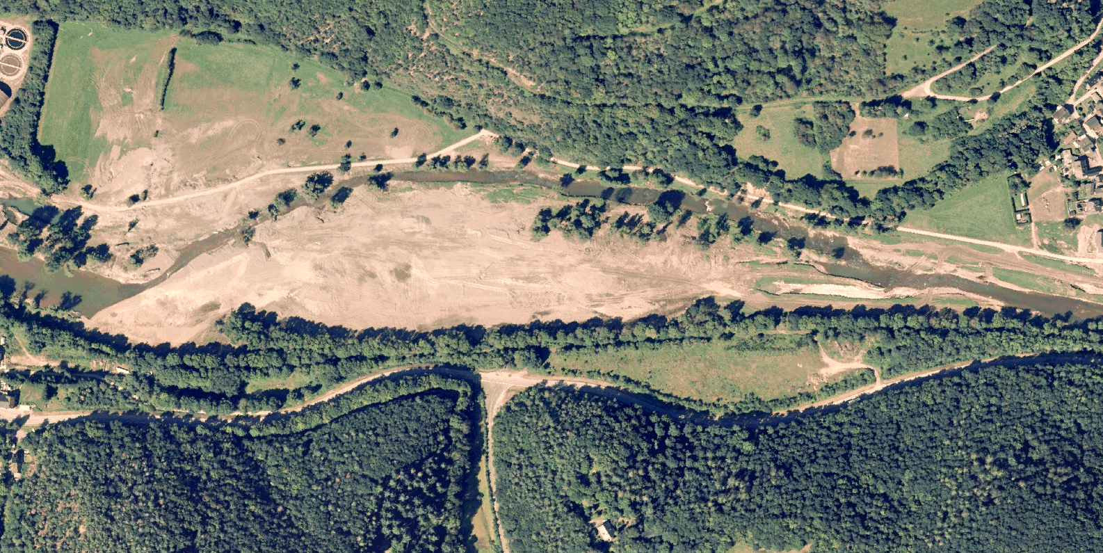 Zustand der Ahrufer und der Talflächen nach der Flutkatastrophe zwischen Liers und Dümpelfeld am 3. September 2021 (Luftbild: Landesamt für Vermessung und Geobasisinformation Rheinland-Pfalz, ©GeoBasis-DE / LVermGeoRP (2026), dl-de/by-2-0, www.lvermgeo.rlp.de)